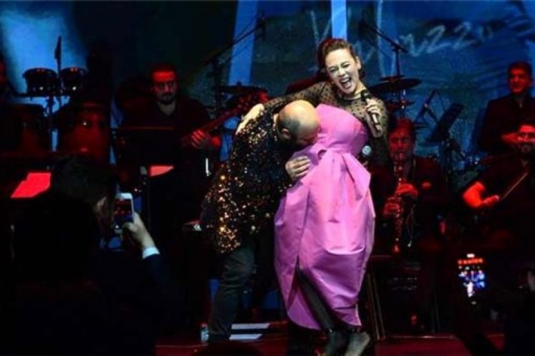 Oyuncu Serkan Keskin, 4 aylık hamile Demet Evgar'ın karnını &ouml;pt&uuml;