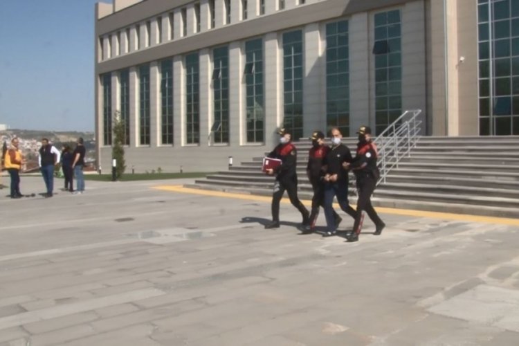 15 yıllık husumetlisinin boğazını kesip 25 yerinden bı&ccedil;akladı
