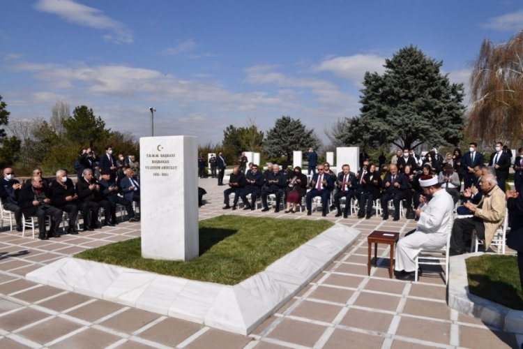 Eski TBMM Başkanı Yıldırım Akbulut, mezarı başında anıldı