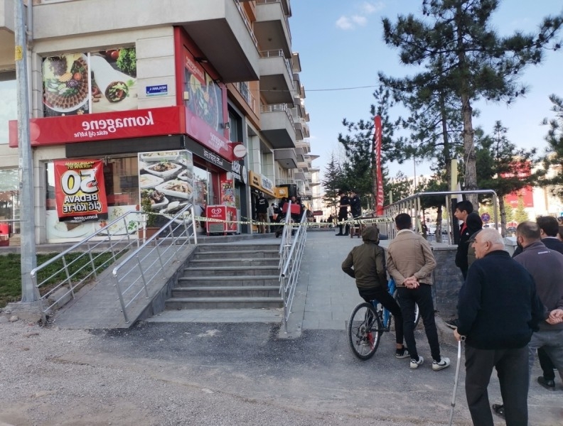 Kayseri'de bı&ccedil;aklı kavgada kan aktı: 3 yaralı