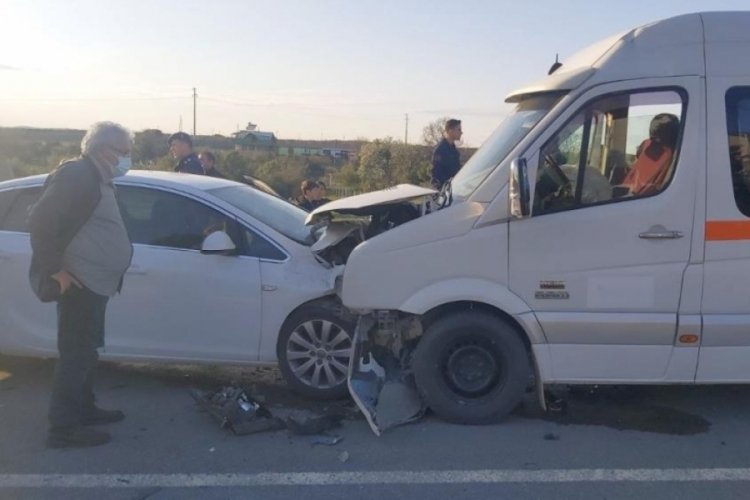 Karşı şeride ge&ccedil;en otomobil iş&ccedil;i servisine &ccedil;arptı: 6 yaralı