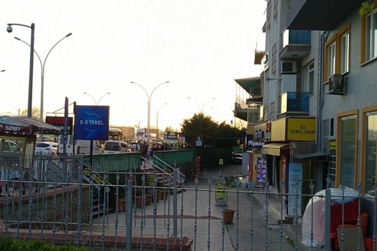 3 kişi tarafından bı&ccedil;aklanan şahıs yaralandı