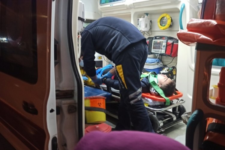 Ticari taksinin &ccedil;arptığı bisikletli &ccedil;ocuk yaralandı