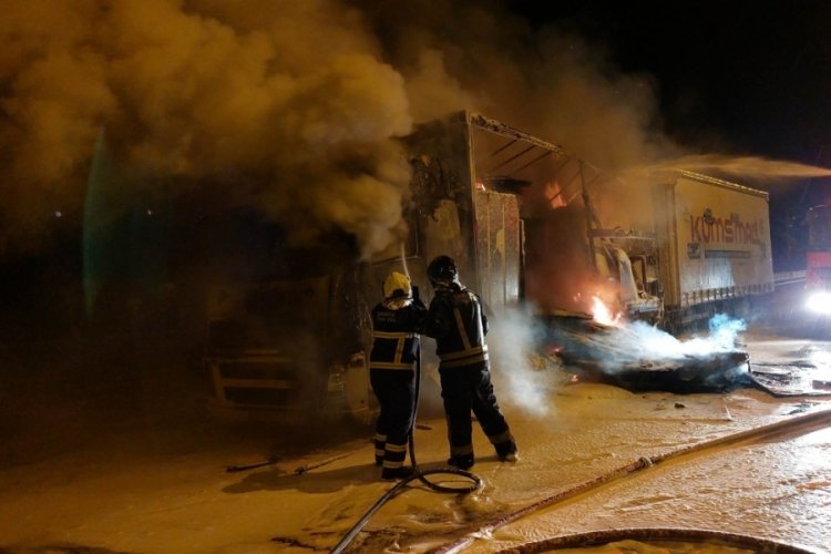 Mobilya y&uuml;kl&uuml; tır alev alev yandı