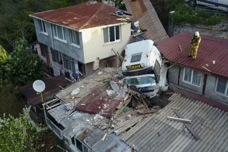İstanbul'da bir evin &uuml;st&uuml;ne tır devrildi