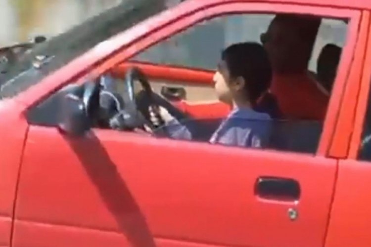İstanbul'da trafikte &ccedil;ocuk s&uuml;r&uuml;c&uuml;&nbsp;