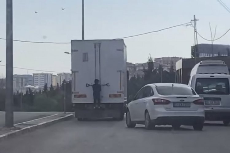 Kamyonet arkasına tutunan &ccedil;ocuk &ouml;l&uuml;mden d&ouml;nd&uuml;