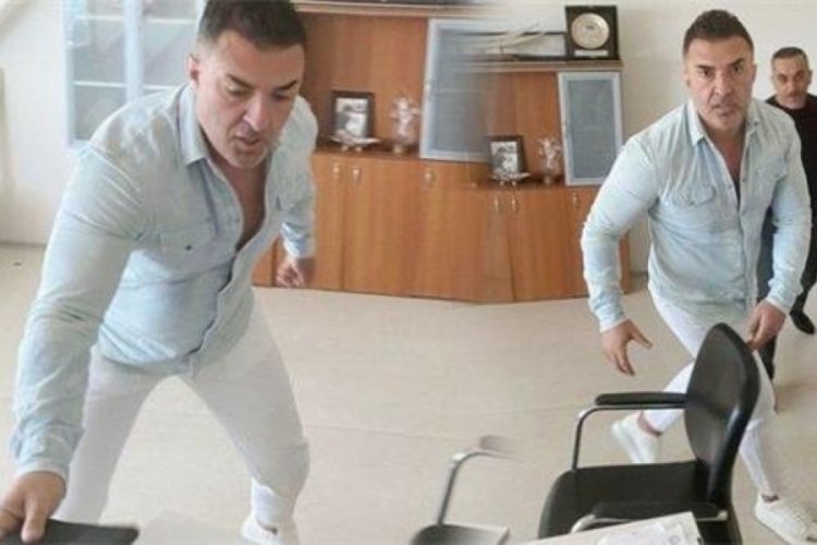 İki profes&ouml;r birbirine girdi