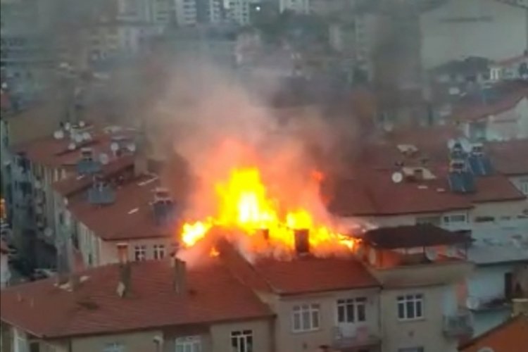 Elazığ'da &ccedil;atı alev alev yandı
