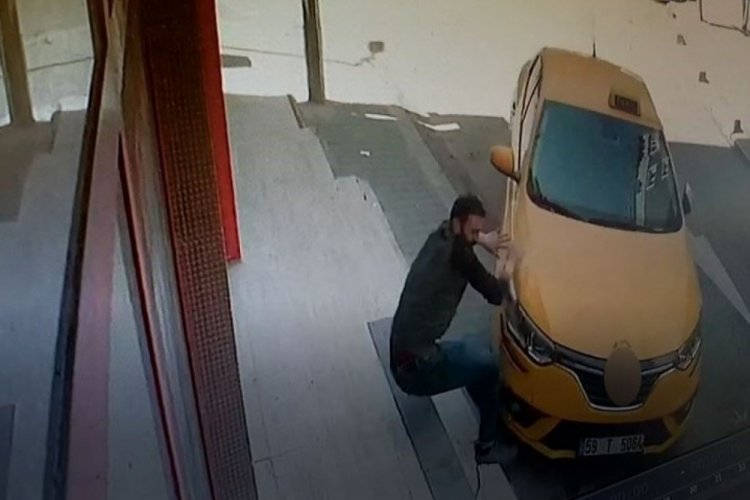 El freni &ccedil;ekilmeyen otomobili durdurmak isterken canından oluyordu
