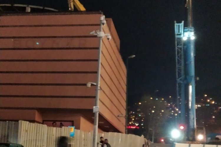 Bursa'da Boyner binasının yıkımına başlandı