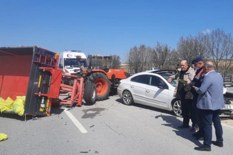 Otomobil ile trakt&ouml;r &ccedil;arpıştı: 2 yaralı