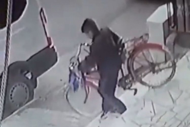 Bisiklet &ccedil;alan hırsız kameraya yakalandı