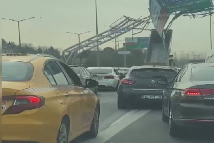 İstanbul'da hafriyat kamyonu y&ouml;n tabelasına &ccedil;arptı
