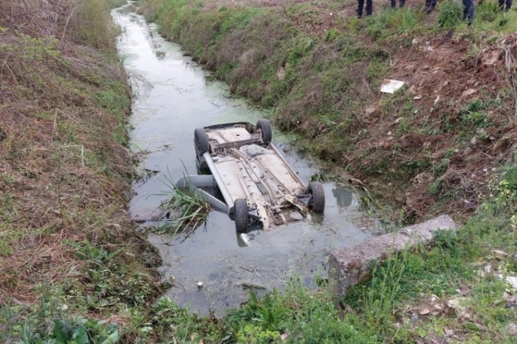 Otomobilden kendi imkanlarıyla kurtuldular