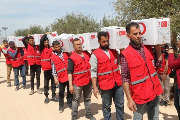 Kızılay, Suriye'de binlerce kişiye iftarlık dağıtıyor