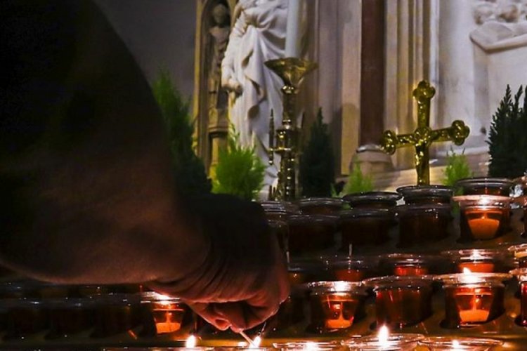 İstanbul'da kilisenin ha&ccedil;ını kıran sanığa verilen hapis cezası iptal