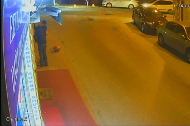 Vitrinden &ccedil;aldıkları şapkayla yollarına devam ettiler