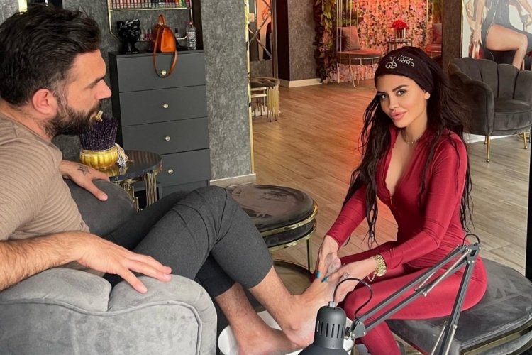 Şarkıcı Ebru Polat, sevgilisinin ayaklarını yıkadı