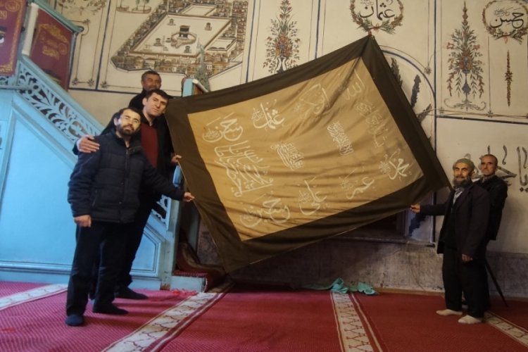Bursa'da k&ouml;yl&uuml;ler y&uuml;zlerce yıllık sancağa g&ouml;z&uuml; gibi bakıyor