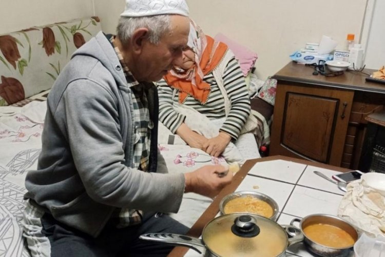 Yaşlı &ccedil;ifte iftar i&ccedil;in getirilen sıcak yemek geri alındı