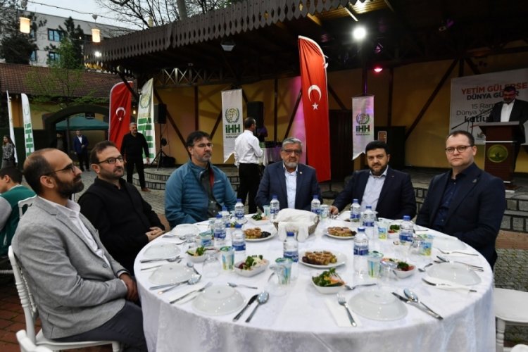 Bursa Osmangazi'de yetim &ccedil;ocuklarla kardeşlik sofrası
