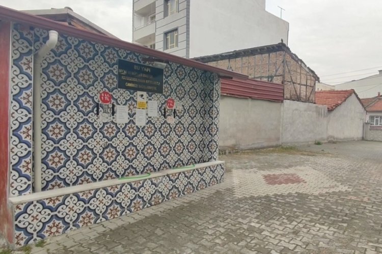 Bursa'da cami avlusundaki &ccedil;eşmenin musluklarını &ccedil;aldı