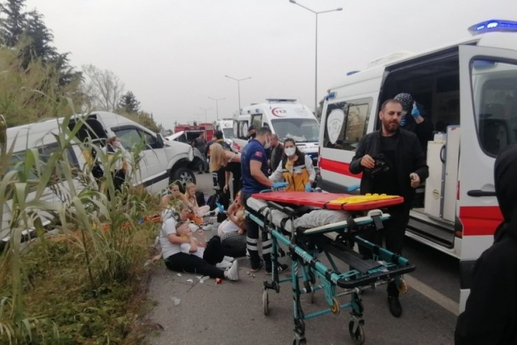 Turistleri taşıyan tur minib&uuml;s&uuml; şarampole yuvarlandı: 13 yaralı