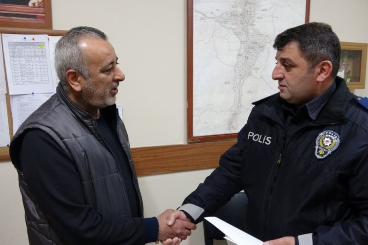 ATM'nin haznesinde bulduğu parayı polise teslim etti