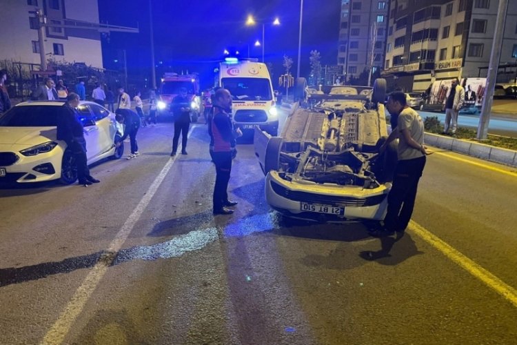Kavşakta kontrol&uuml; kaybeden otomobil takla attı