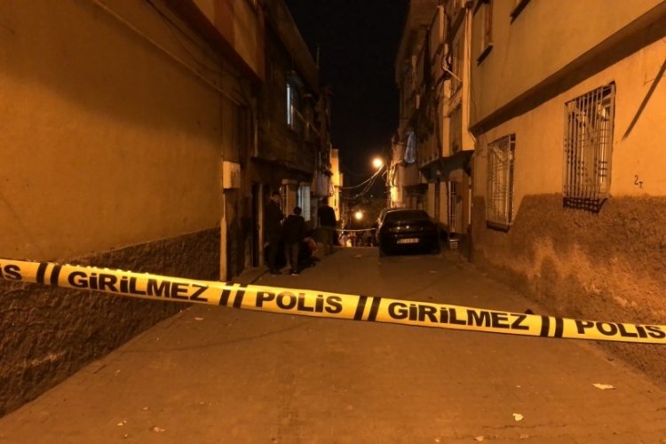 Silahlı kavganın arasında kaldı, hayatını kaybetti
