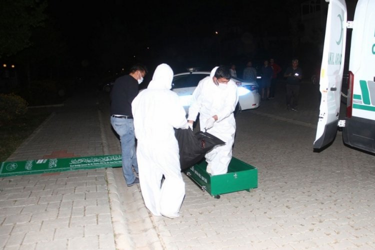 Vahşet! Ev arkadaşını &ccedil;eki&ccedil;le &ouml;ld&uuml;rd&uuml;
