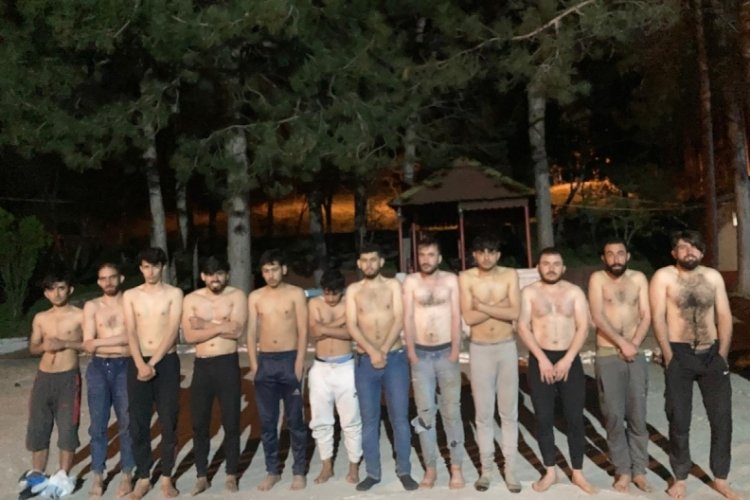 Kıyafetlerini soyup &ouml;l&uuml;me terk ettiler