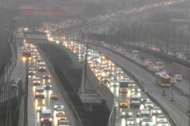 İstanbul'da yağmurla beraber trafik y&uuml;zde 51'e ulaştı