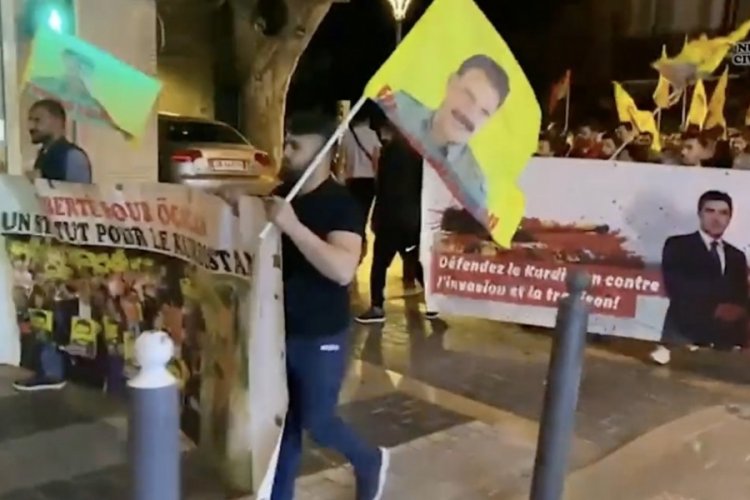 Fransa'da ter&ouml;r destek&ccedil;ileri sokaklara d&ouml;k&uuml;ld&uuml;
