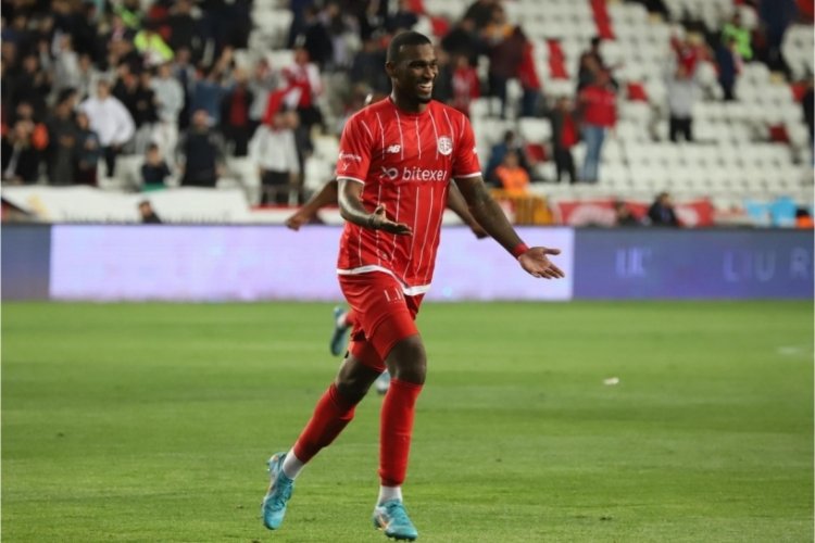 Haji Wright, performansıyla g&ouml;z dolduruyor