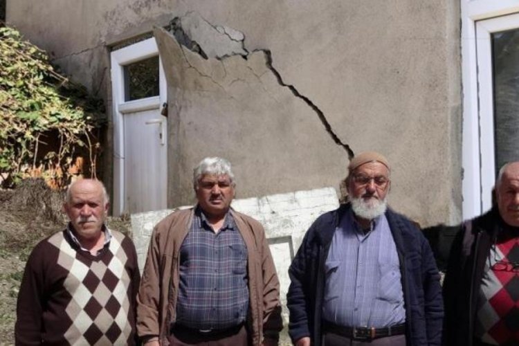 Sinop'ta yıllar &ouml;nce boşaltma kararı verilen k&ouml;yde heyelan