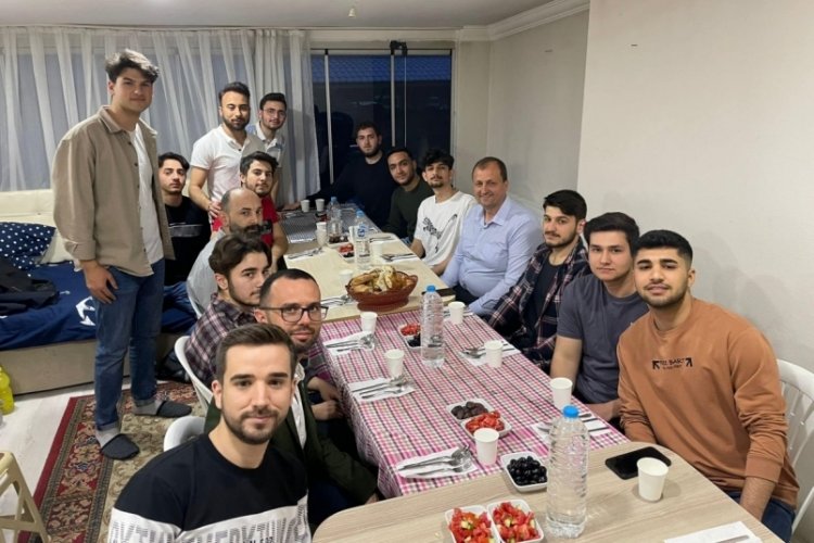 Bursa'da Başkan Usta, &ouml;ğrencilerin iftar sofrasına konuk oldu