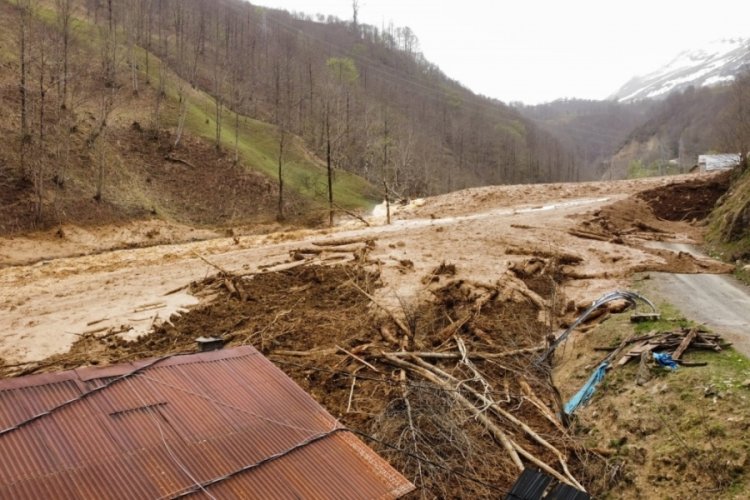 Trabzon'da 3 ev toprak altında kaldı