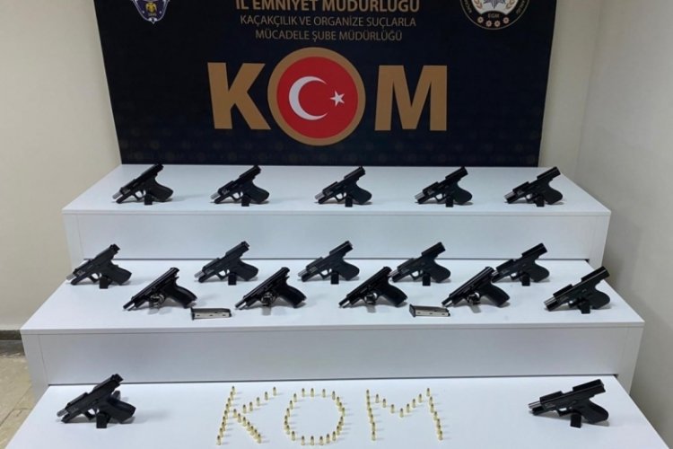 Ruhsatsız tabancayla yakalanan ş&uuml;pheliler tutuklandı