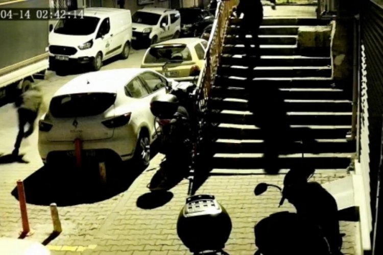 Motosikletini &ccedil;alan hırsızın &uuml;st&uuml;ne atladı&nbsp;