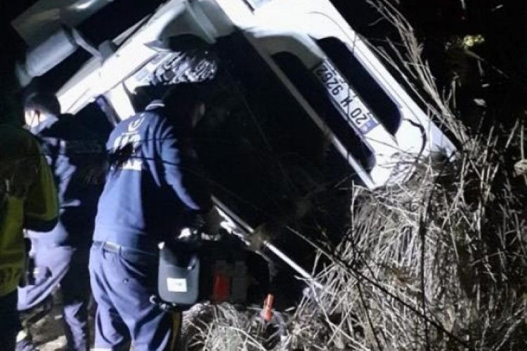 Manisa'da hurda y&uuml;kl&uuml; TIR devrildi: 1 &ouml;l&uuml;