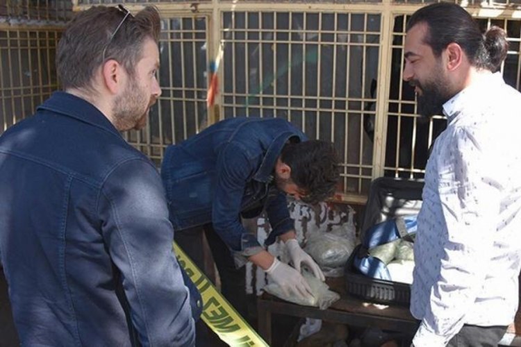 Şanlıurfa'da iş yeri &ouml;n&uuml;ne bırakılan valizden esrar &ccedil;ıktı