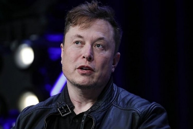 Elon Musk: Arkadaşlarımın boş odalarında uyuyorum