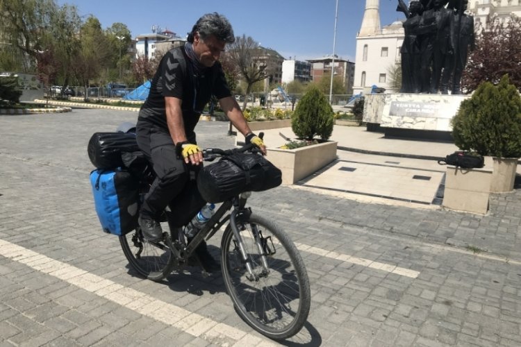 Bisikletiyle d&uuml;nyayı geziyor