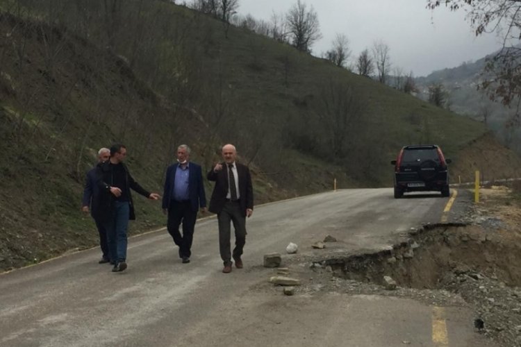 K&ouml;y yolu toprak kayması nedeniyle &ccedil;&ouml;kt&uuml;