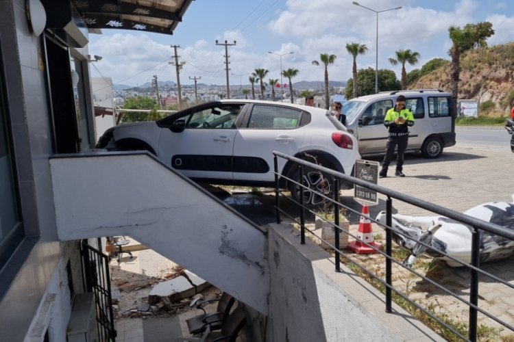 Vitesi karıştıran s&uuml;r&uuml;c&uuml; iş yerine daldı