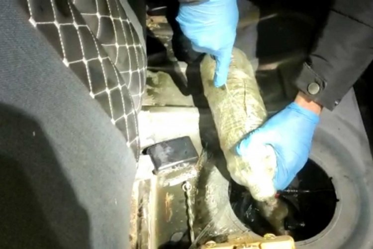Pet şişelerde 3 kilo uyuşturucu &ccedil;ıktı