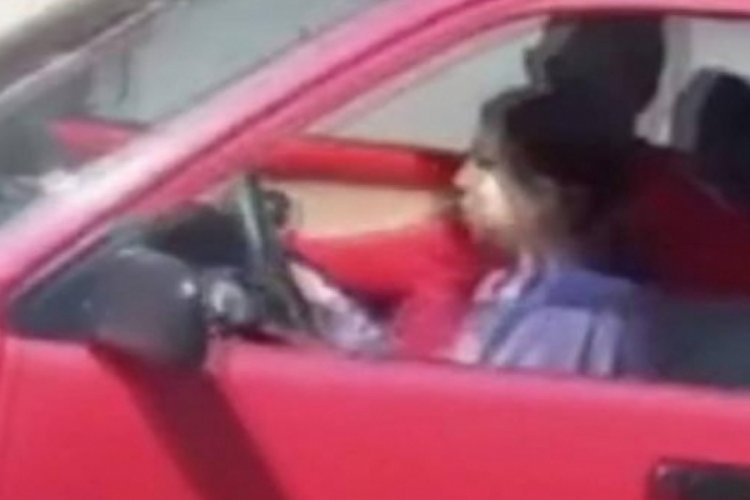 11 yaşındaki &ccedil;ocuğuna araba kullandırdı, ceza yedi