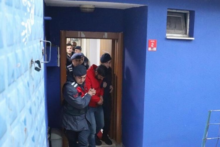 'Evinizin alt tarafında birini kestiler' deyip 90 bin liralık altını &ccedil;aldılar
